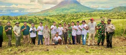 Rangkaian Peringatan HUT RI Kutarayat Tanam Bunga & Pohon Penghijauan